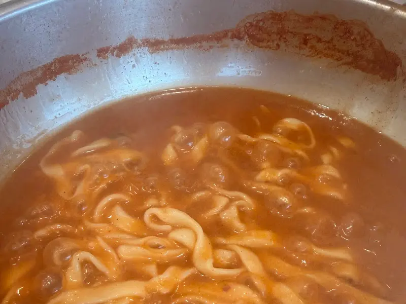 칼국수 면이 끓고 있는 모습