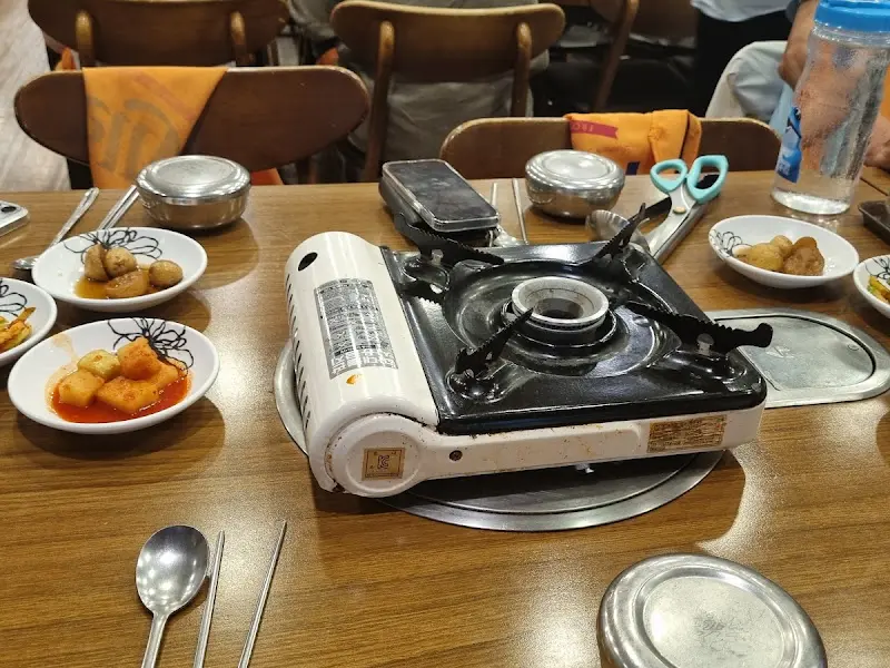 테이블 위 버너와 반찬