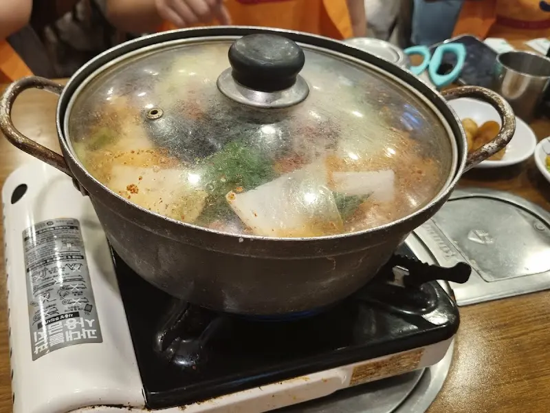 끓고 있는 오징어 찌개