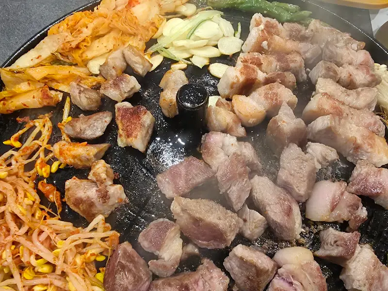 솥뚜껑에 구워진 삼겹살