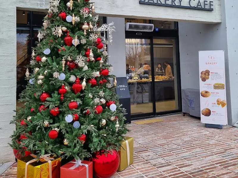 겹하당 입구에 설치된 크리스마스 트리 장식