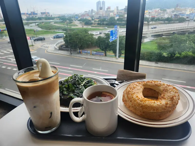 무심천 뷰와 함께 즐기는 빵과 음료