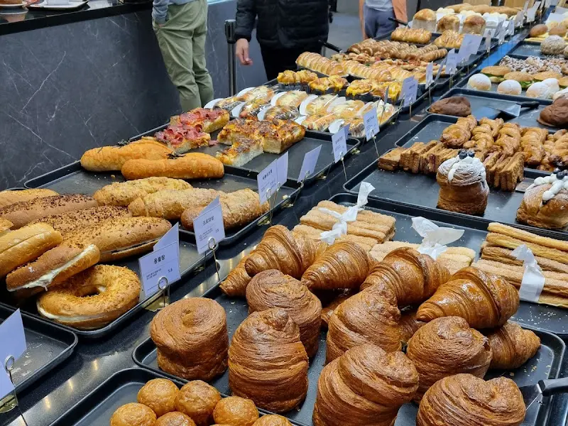 다양한 빵들이 진열된 모습