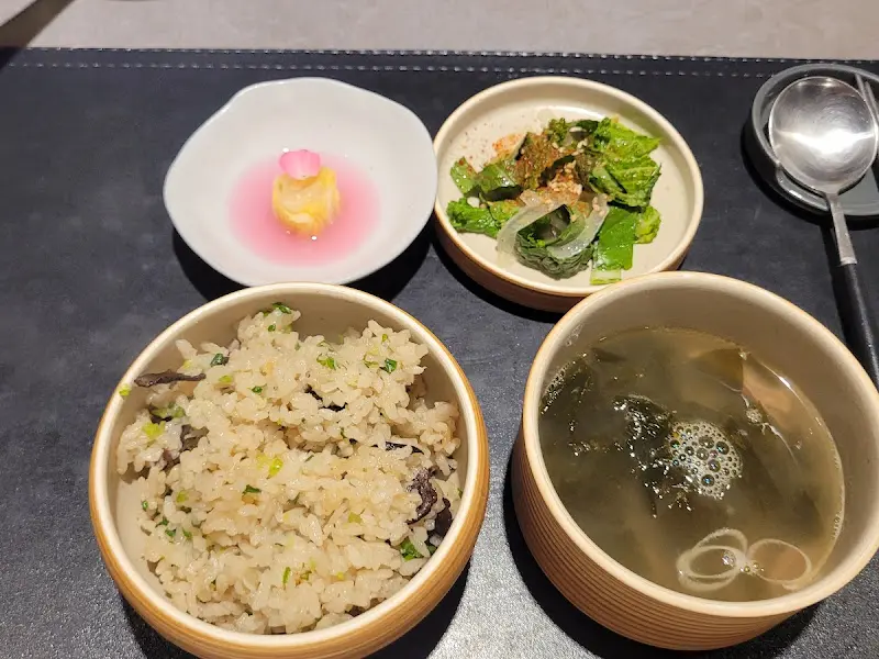 정갈하게 차려진 한 상