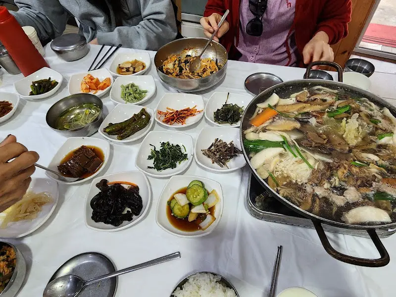 푸짐한 버섯전골과 반찬들