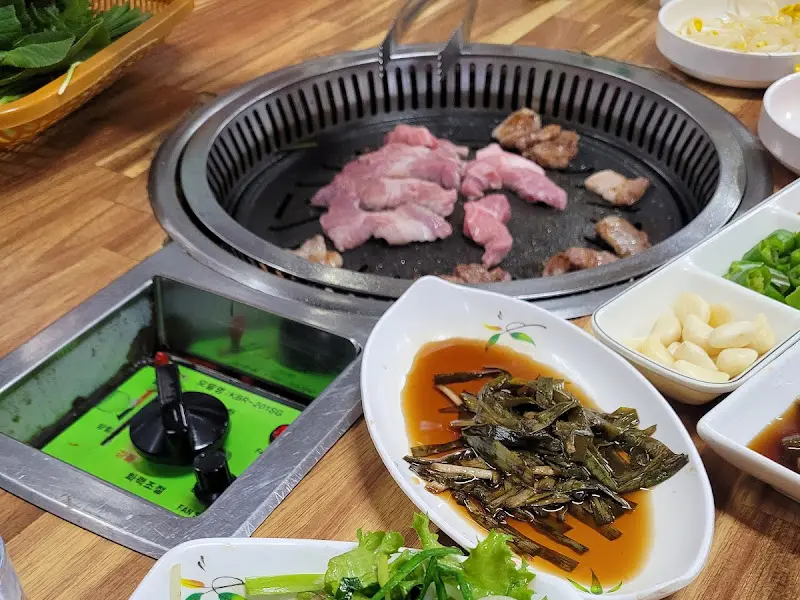 불판 위에서 익어가는 뒷고기