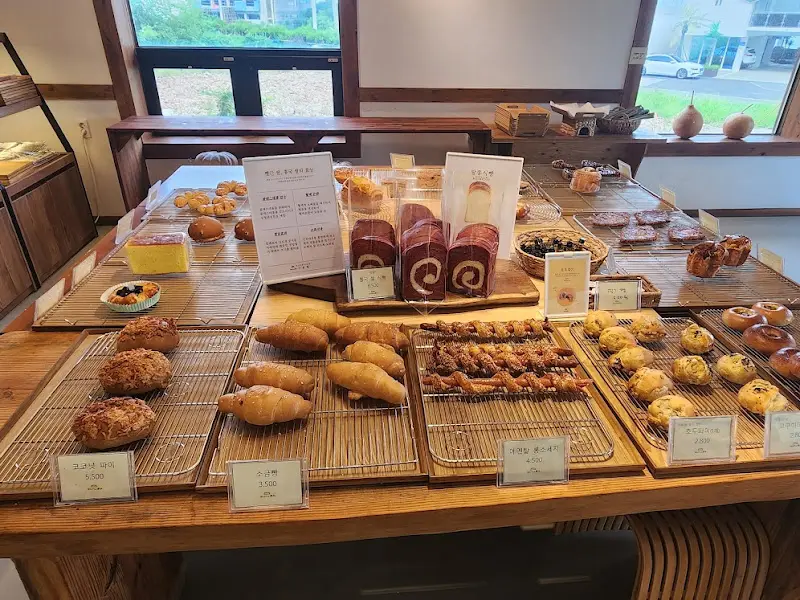 다양한 빵이 진열된 모습