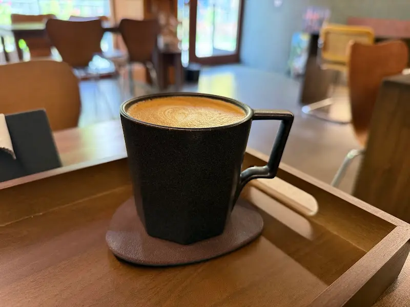 테이블 위에 놓인 커피