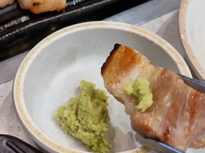 와사비와 함께 먹음직스럽게 구워진 돼지고기