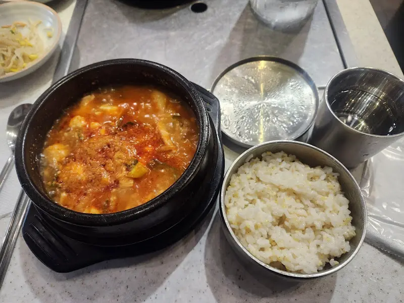 해물 순두부 찌개와 밥 한 공기