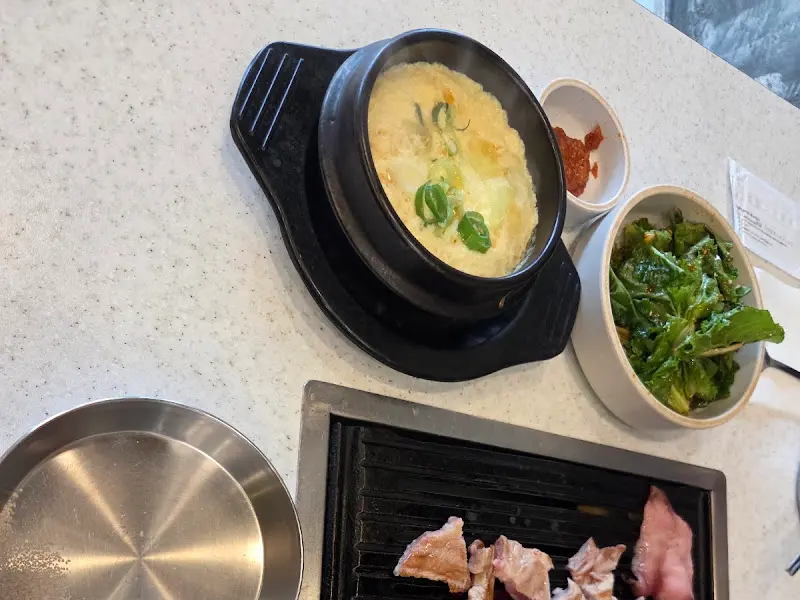 고기와 함께 제공되는 계란찜