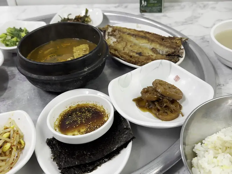 푸짐한 보리밥 정식 한 상 차림