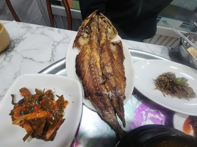 노릇하게 구워진 고등어 구이