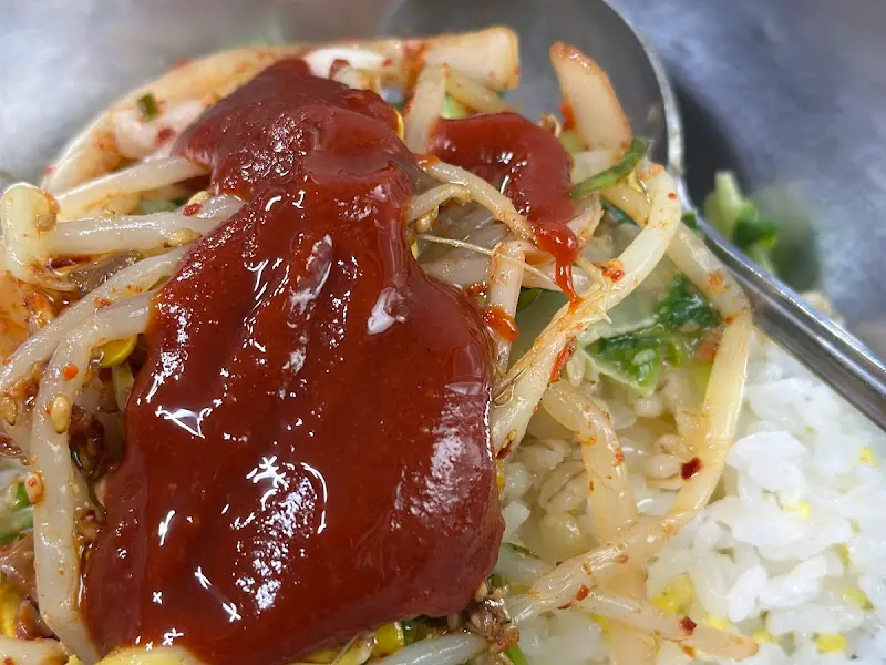 갖은 나물을 넣어 비빈 보리밥 비빔밥