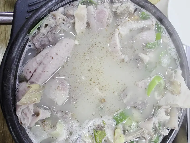 순대, 내장, 머릿고기가 푸짐하게 들어간 순대국밥