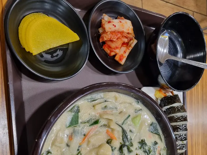 푸짐한 칼국수 한 그릇