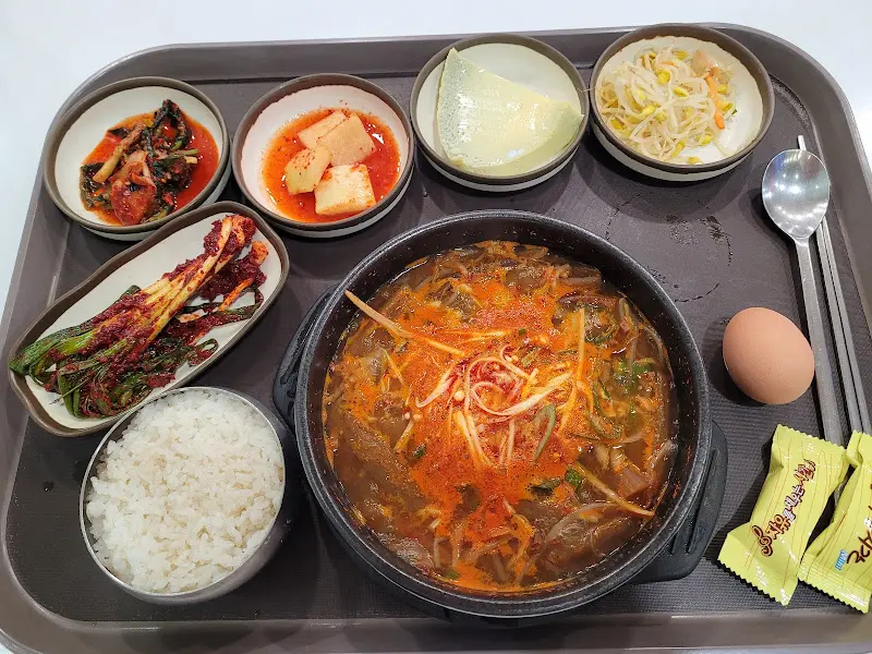 푸짐한 육개장 한 상 차림