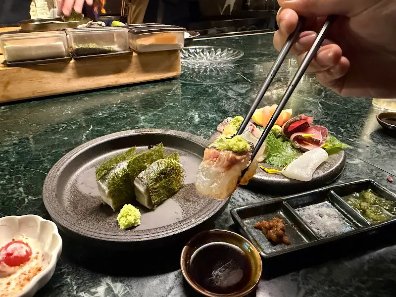 다채로운 사시미와 고등어 봉초밥이 정갈하게 담긴 플레이트