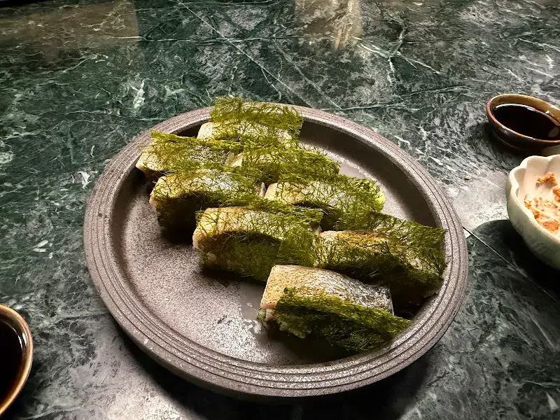 윤기가 흐르는 먹음직스러운 고등어 봉초밥