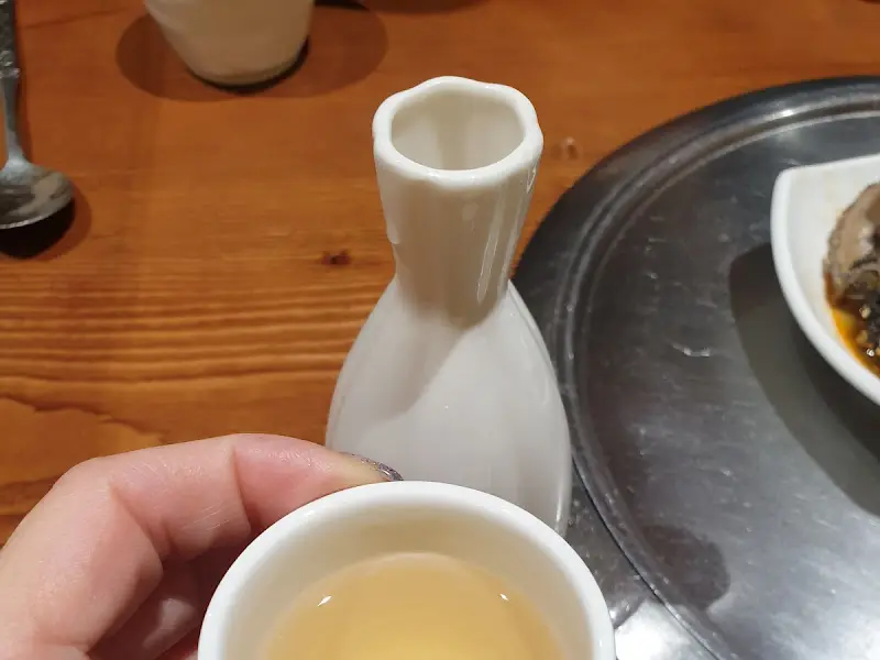 약술이 담긴 술병과 잔