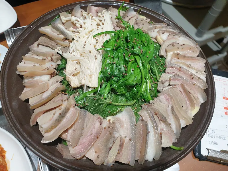 윤기가 흐르는 흑염소 수육