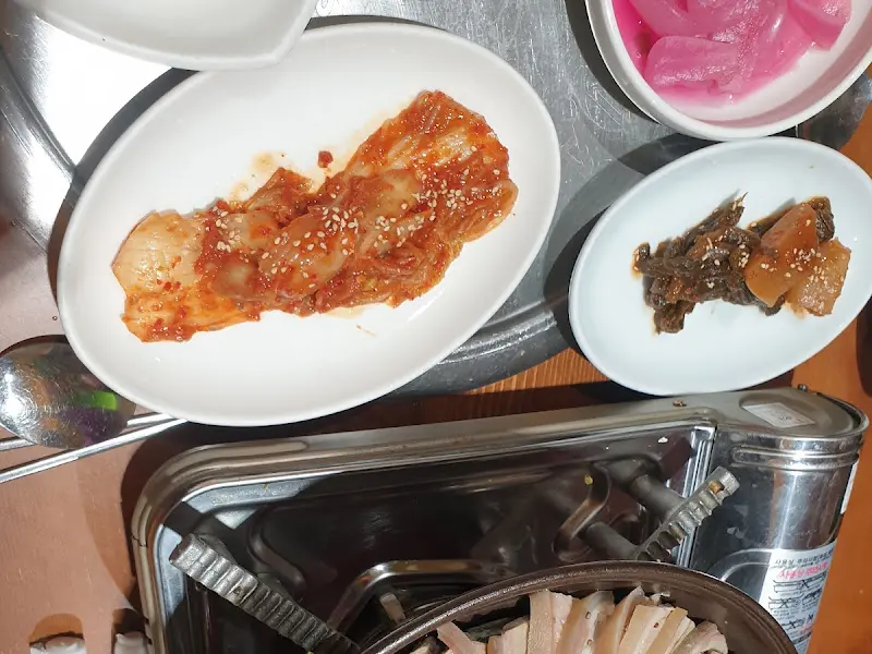 흑염소 탕과 다양한 밑반찬