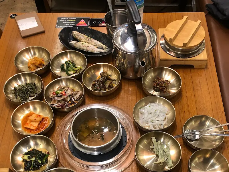 한상 가득 차려진 모습