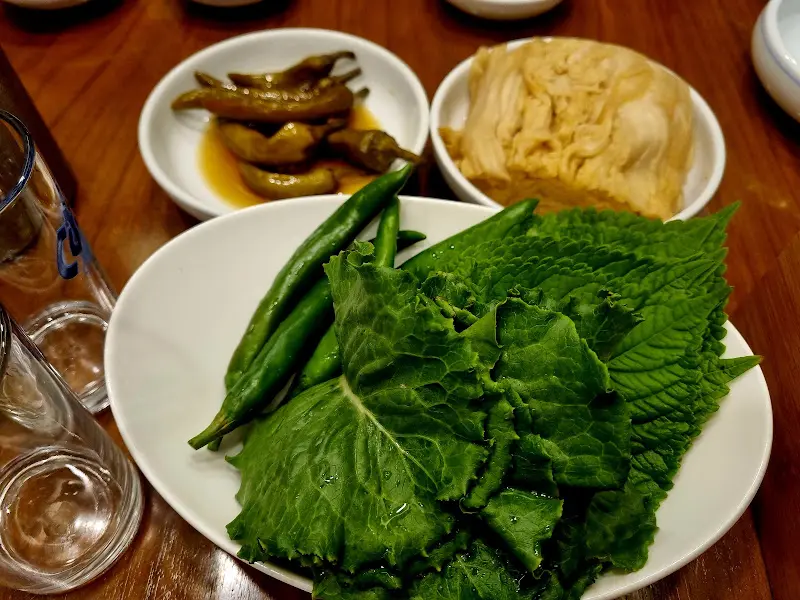 싱싱한 쌈 채소와 밑반찬