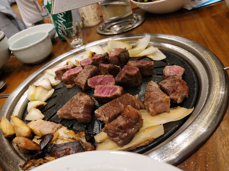 숯불 위에서 익어가는 고기