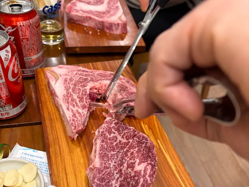 고기를 자르는 모습