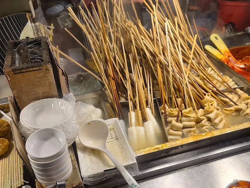 팔도시장 할매떡볶이 가게 내부 모습