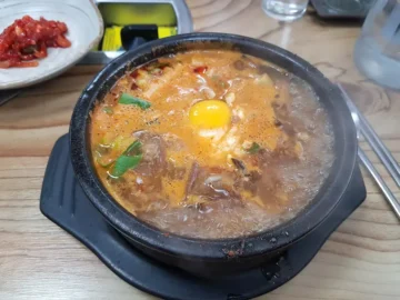 정겹고 푸근한 인심, 농협명성황후에서 맛보는 시골 장터 육개장 맛집 기행