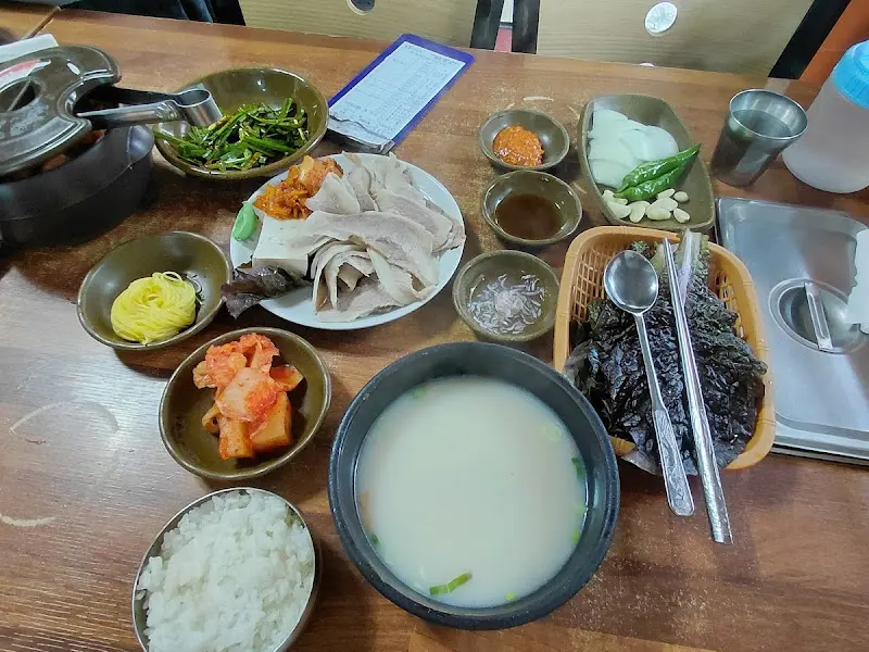 수육백반 한 상 차림