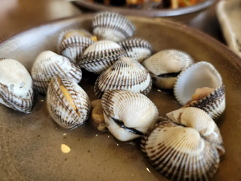 접시에 담겨 나온 꼬막찜