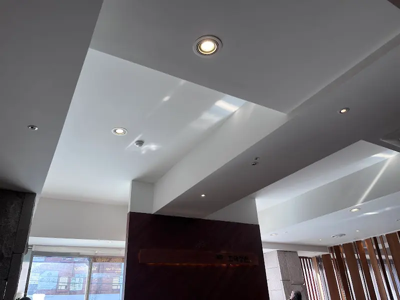 넓고 깔끔한 식당 내부