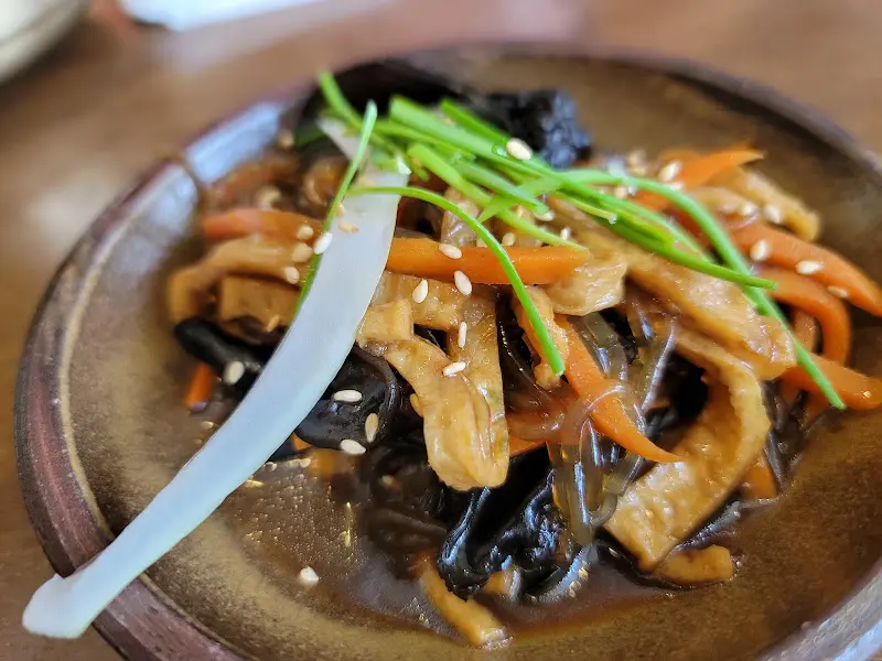 다양한 채소가 들어간 반찬