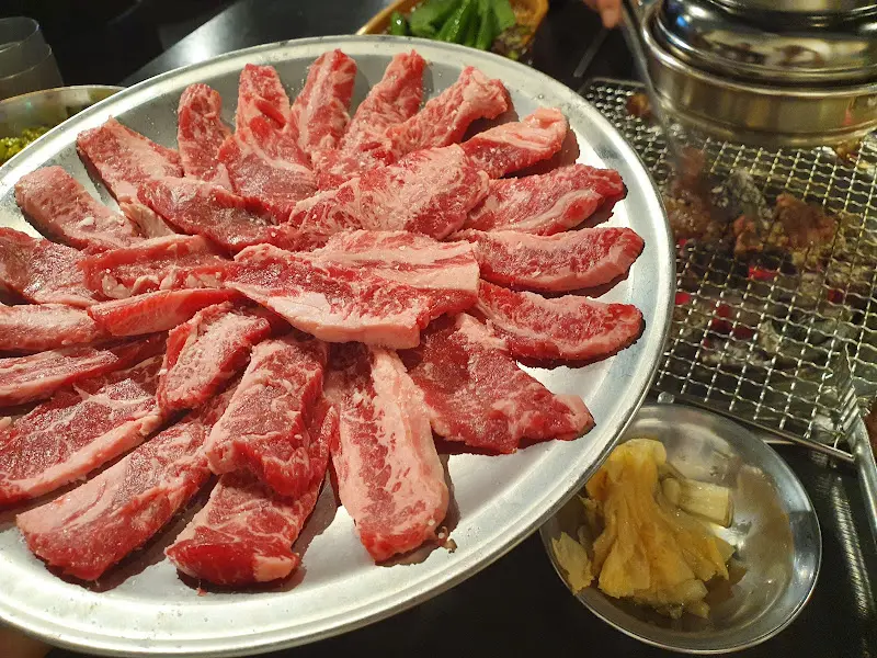 신선한 소금구이 갈비살