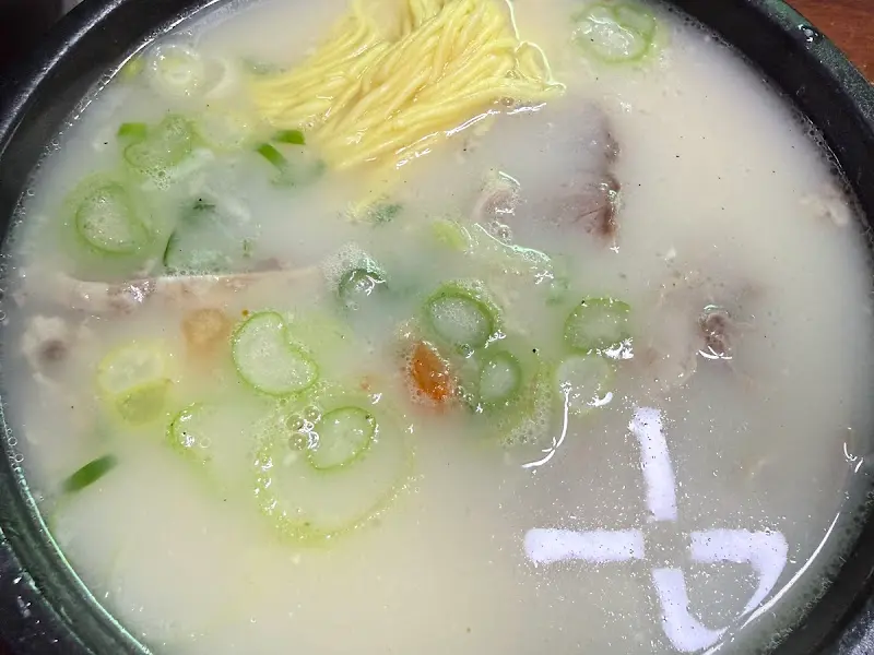 뽀얀 국물의 돼지국밥