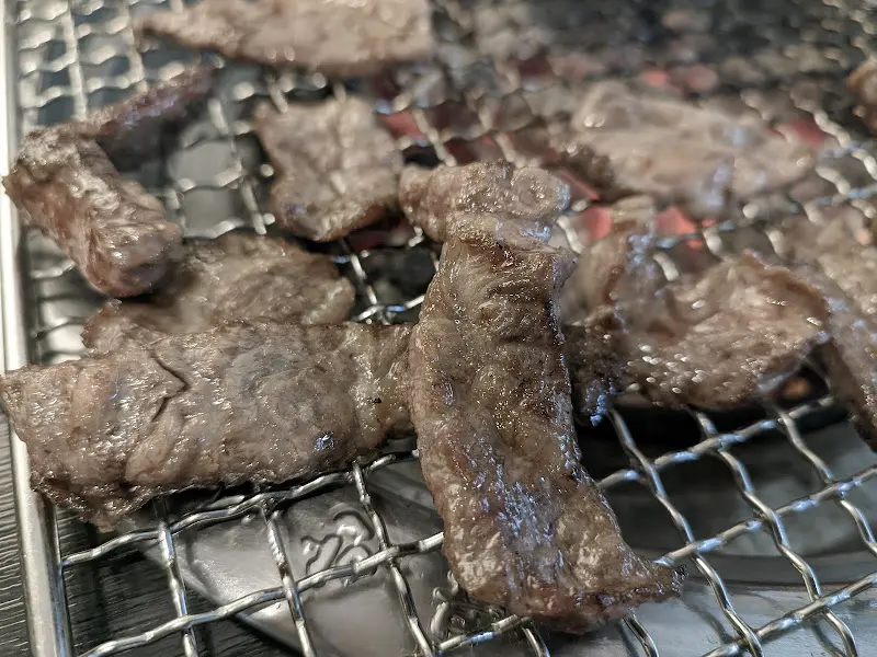 숯불 위에서 익어가는 소고기