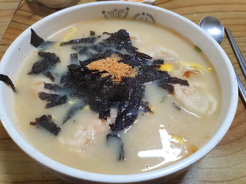 만둣국 근접 사진