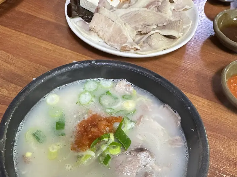 푸짐한 돼지국밥 한 상