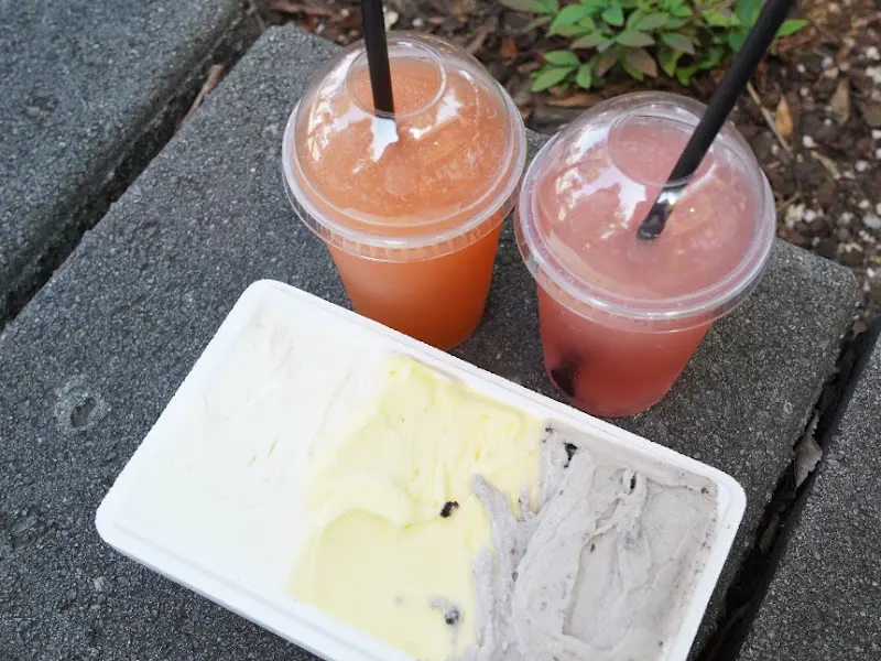 젤라또와 음료를 함께 즐기는 모습