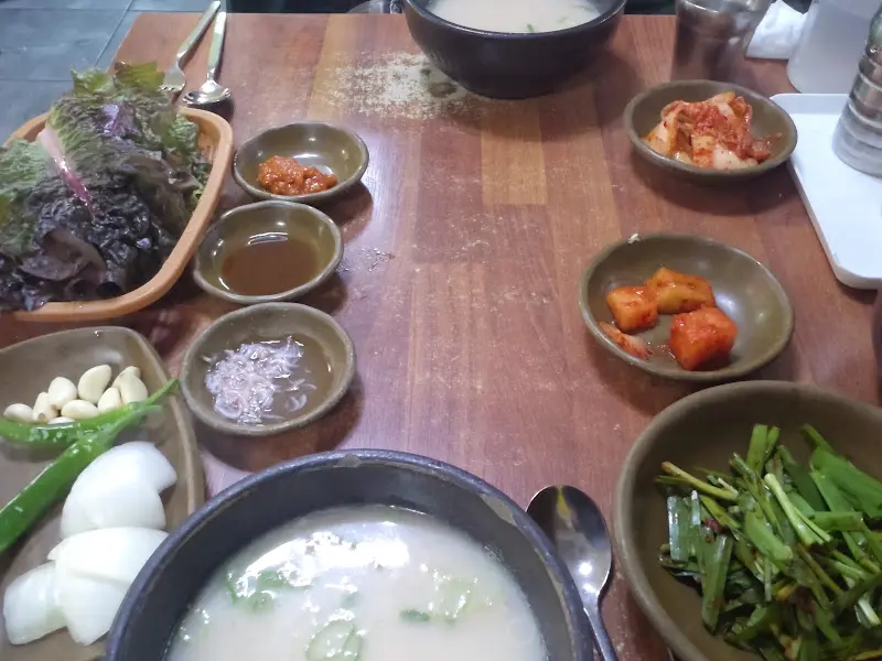 수육백반 전체 상차림