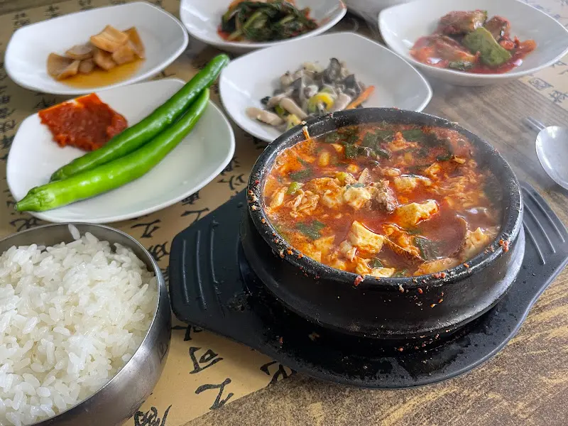 정갈한 밑반찬과 순두부찌개