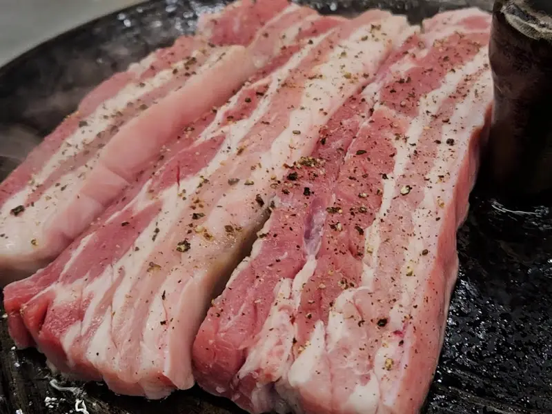 두툼하게 썰린 미박삼겹살의 자태