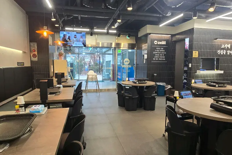 넓고 깨끗한 매장 내부