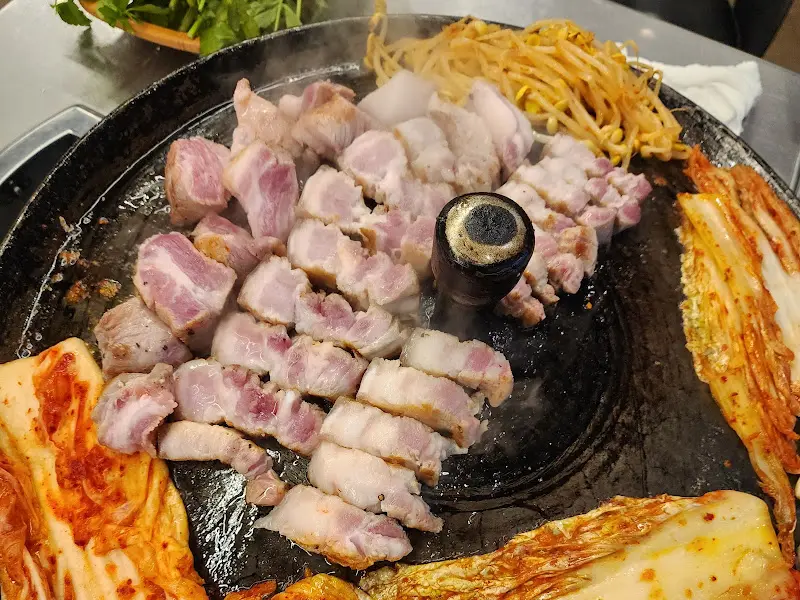 불판 위의 삼겹살, 김치, 콩나물의 향연