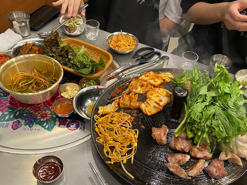 깔끔하게 정돈된 테이블 세팅