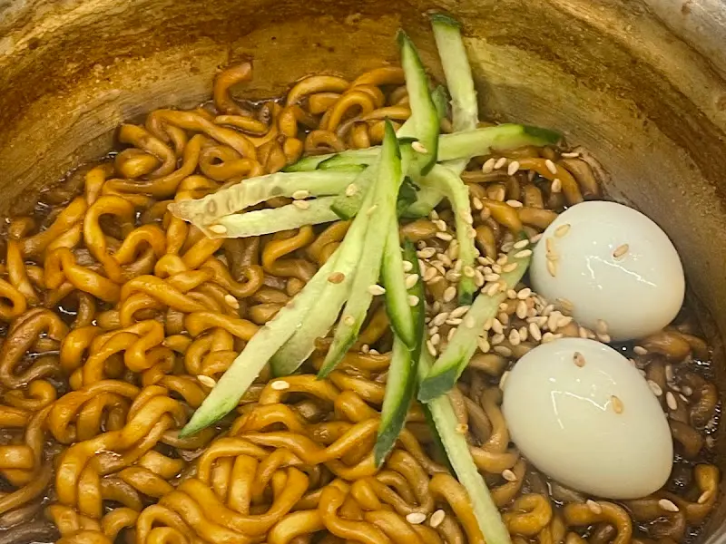 라면에 올려진 계란과 오이 고명