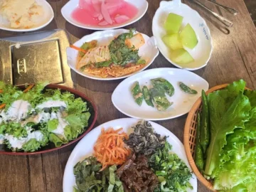 섬진강 바람이 키운 곡성 흑돼지, 메론향 가득한 깨비정식 맛집 기행